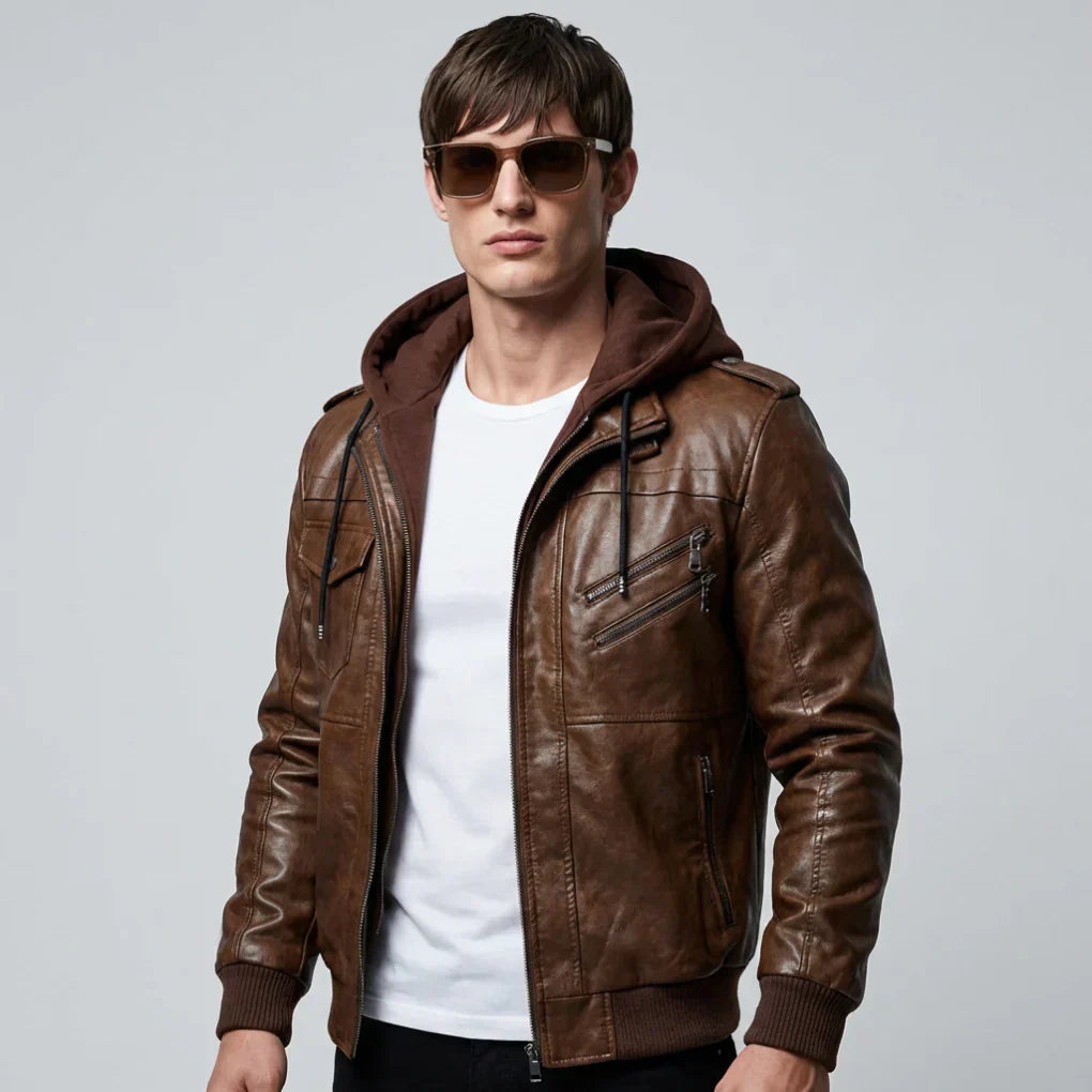 Mannen winterjas met stijlvolle bontkraag. Warme en elegante herenjas voor de koude wintermaanden.