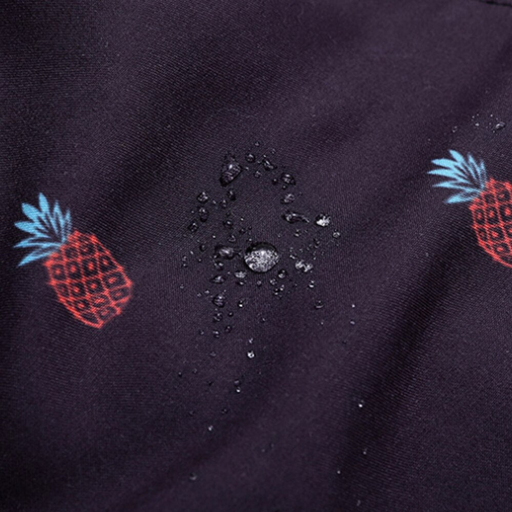 Comfortabele mannen swimwear met levendige print, essentiële strandkleding voor de zomer.