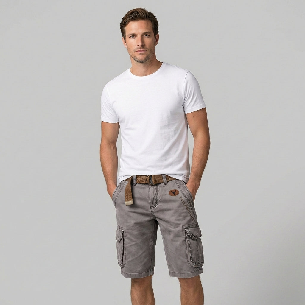 Man draagt comfortabele katoenen cargo korte broek, perfect voor een casual zomerse look of wandelen.