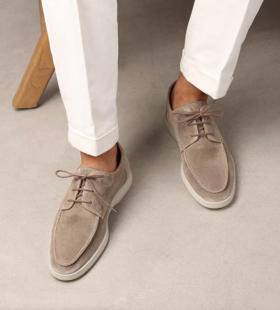 Licht beige heren instappers, comfortabel en stijlvol. Ideaal voor casual en formele herenlooks.