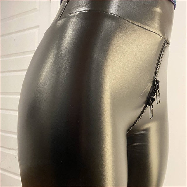 Zwarte slim fit bodycon damesbroek van mat leer met elegante ritssluiting aan de achterkant.