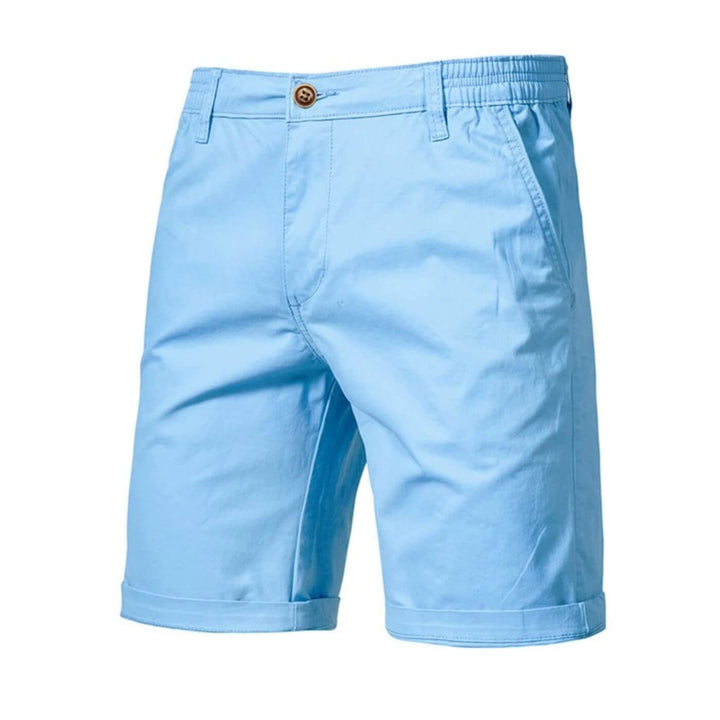 Detail van de lichtblauwe heren chino short, met knoopsluiting, rits en handige zijzak.