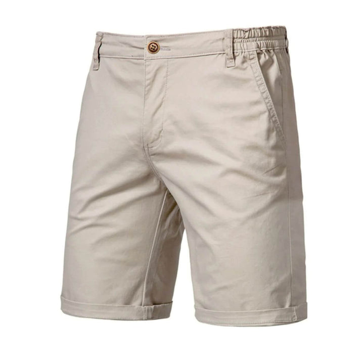 Detail van de beige heren chino short, met knoopsluiting, rits en handige zijzak.