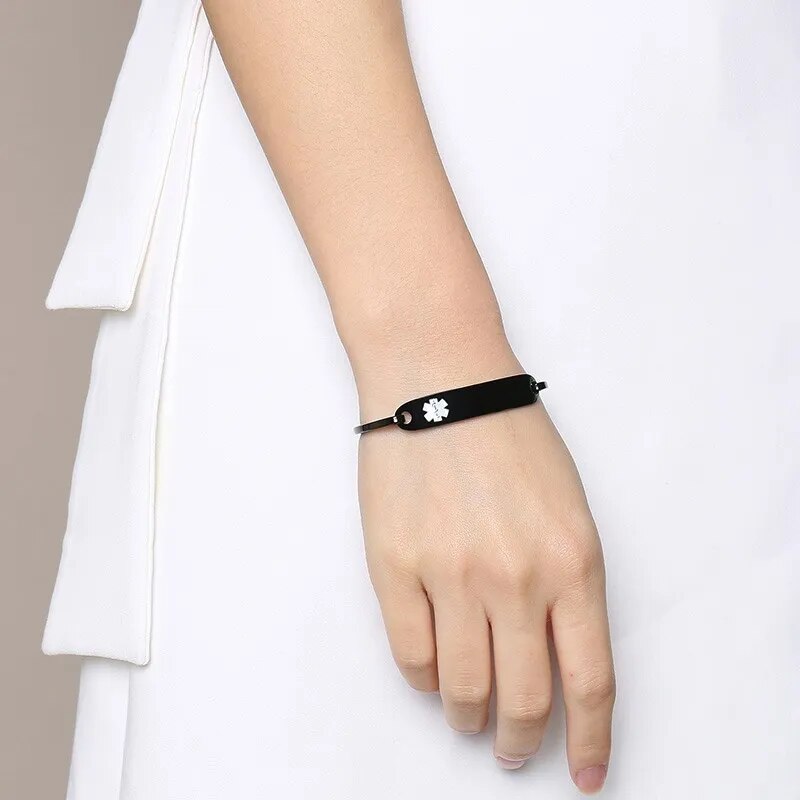 Persoonlijke graveerbare medische ID armband. Een veilige en stijlvolle medische sieradenkeuze voor jezelf of een naaste.