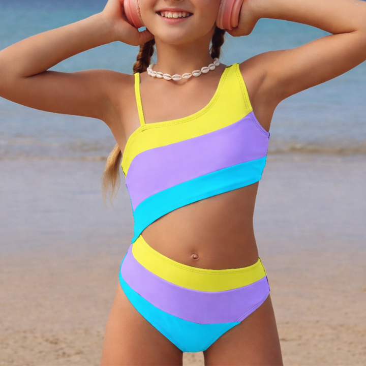 Meisjes asymmetrisch badpak met trendy kleurblok design, perfect voor zomerse dagen aan strand of zwembad.