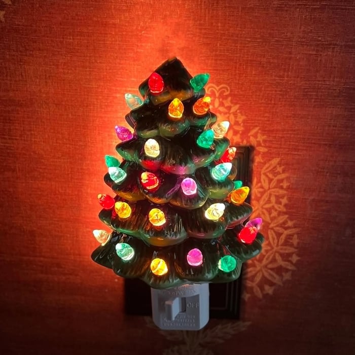 Vrolijk kerstboom nachtlampje, ideaal als woondecoratie en gezellige sfeerverlichting in kinderkamers.