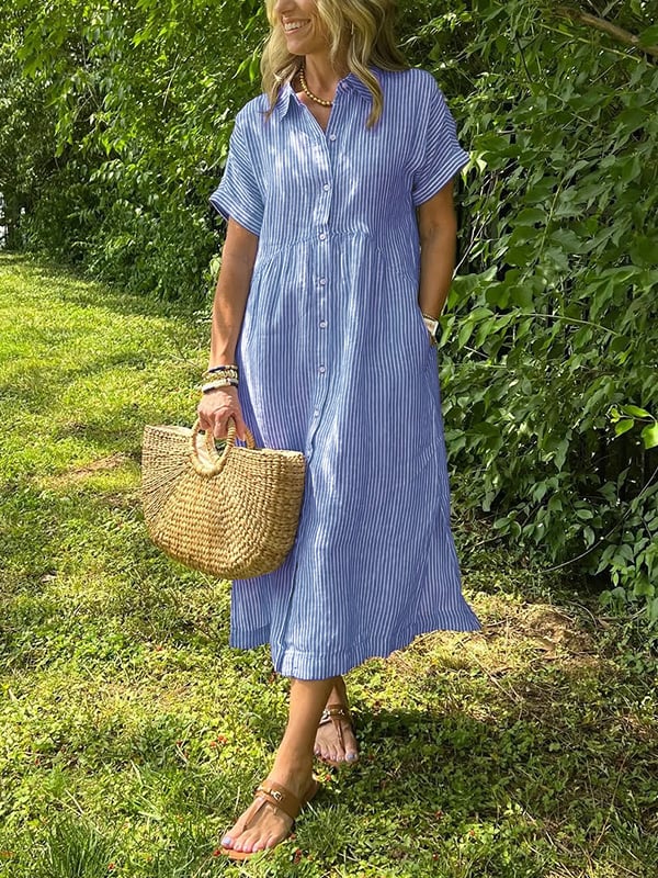 Vrouw draagt een blauw gestreepte midi overhemdjurk met handtas