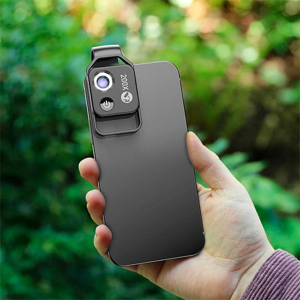 MicroZoom telefoonlens gemonteerd op smartphone, transformeert deze in een krachtige microscoop voor detailonderzoek.
