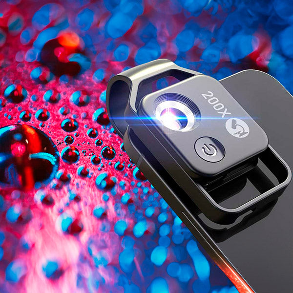 Student gebruikt MicroZoom telefoonlens om insecten te bestuderen; een educatieve gadget voor biologisch onderzoek.
