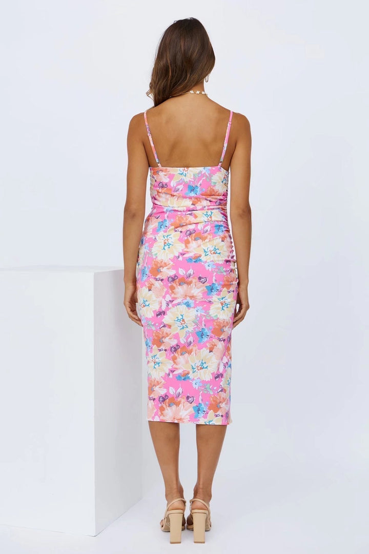 Vloeiende dames midi jurk met bloemenprint en split, voor een frisse en zomerse uitstraling. Mouwloos design.