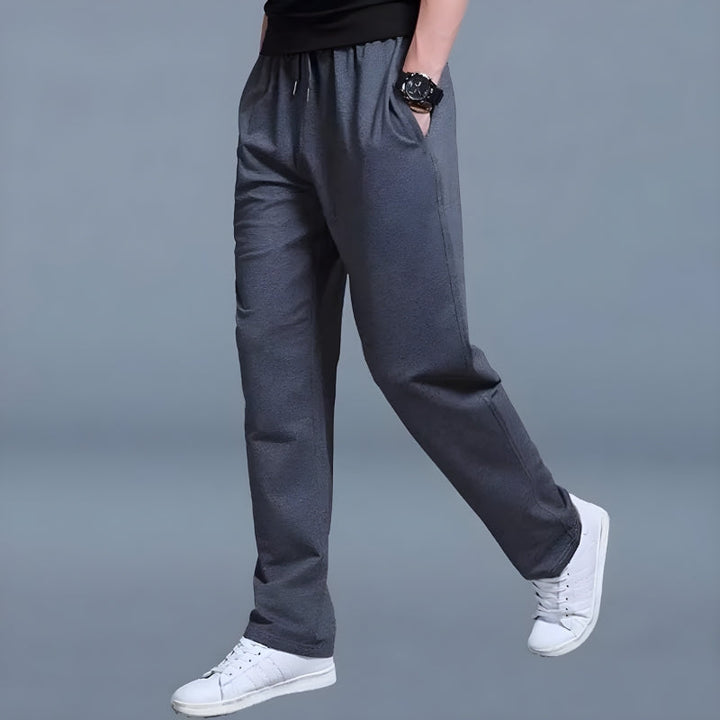 Man ontspant in comfortabele Mikael heren joggingbroek; perfecte casual kleding met relaxte pasvorm.