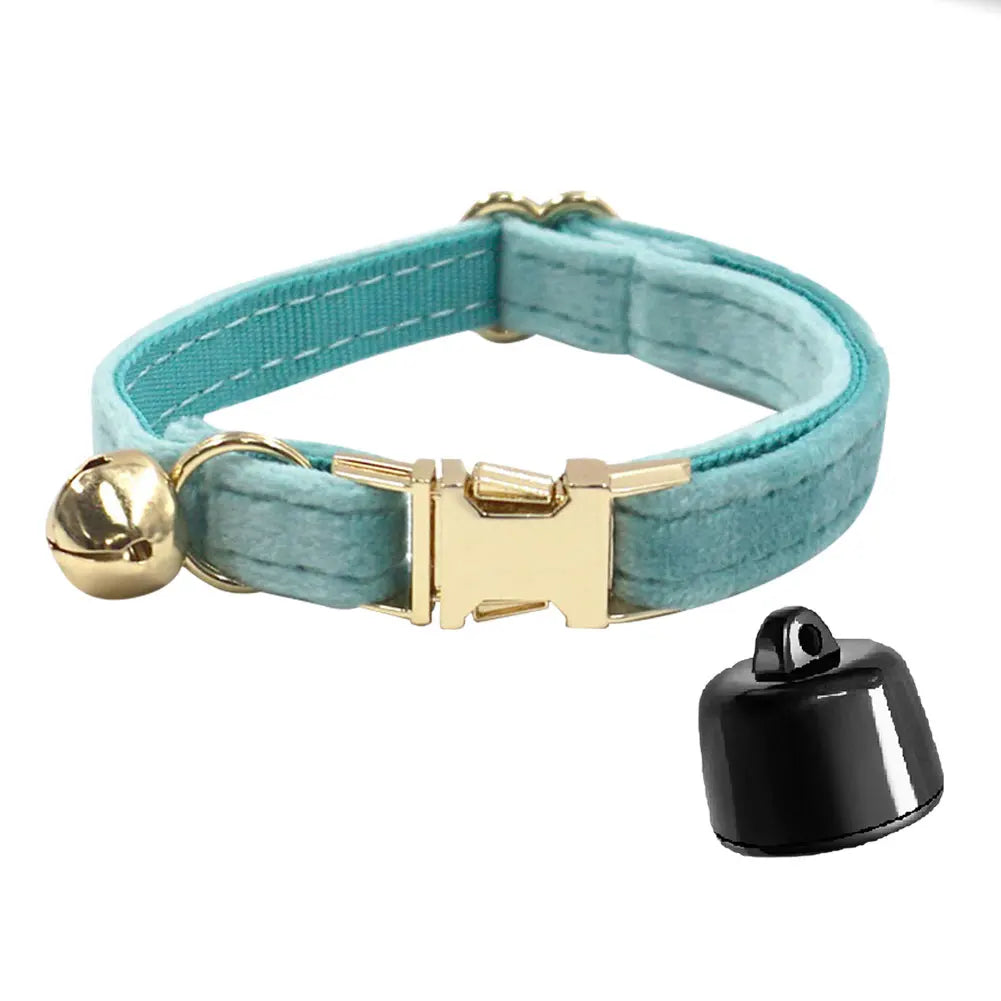 Huisdier tracker mini met bel, bevestigd aan een robuuste halsband. De Bluetooth locator zorgt voor vindbaarheid.