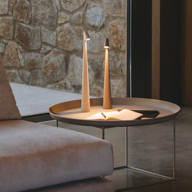 Elegante minimalistische draadloze tafellamp van NordicLite. Zacht dimbaar LED sfeerlicht voor stijlvolle decoratie.
