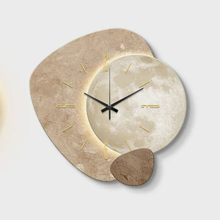 Decoratieve wandklok van NordiqTime, minimalistisch design in hout en metaal, rustiek en modern.