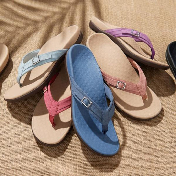 Vrouw draagt comfortabele orthopedische dames teenslippers Mira, perfect voor zomerse wandelingen.