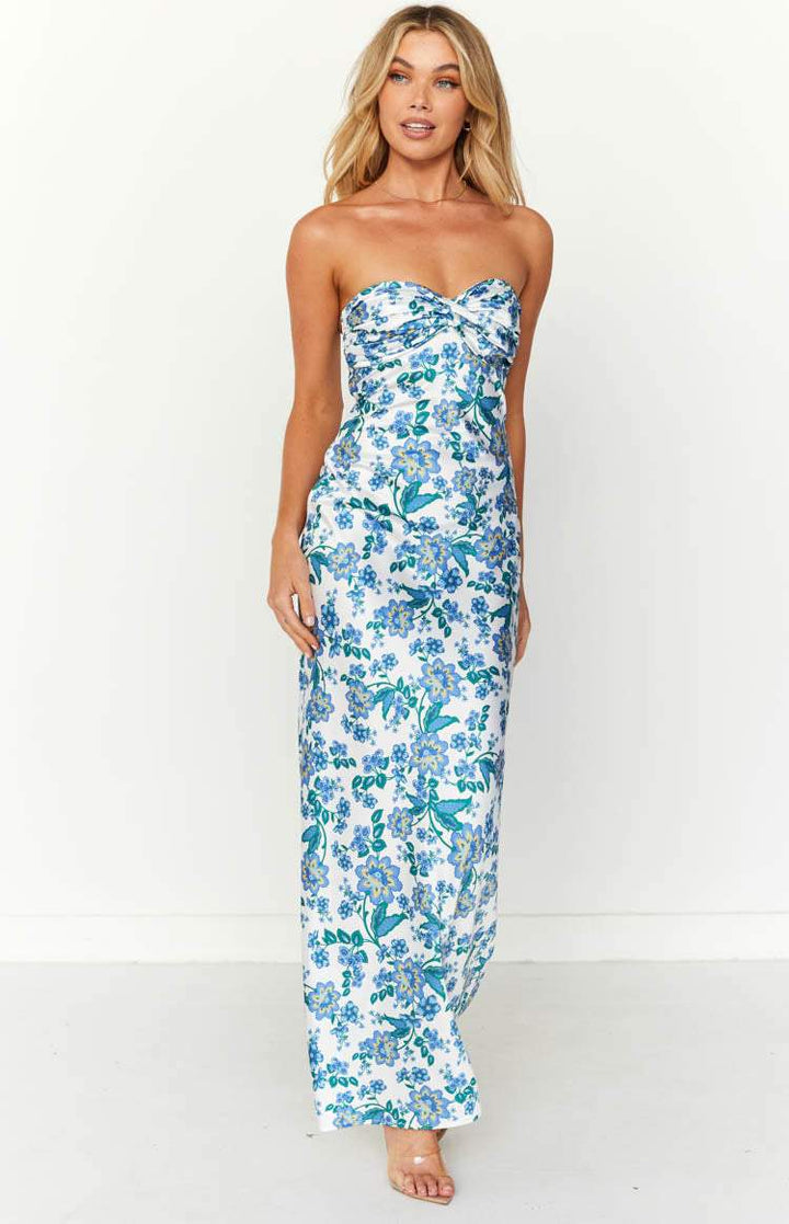 Dames kokerjurk met uniek geknoopt detail en frisse blauwe bloemenprint, een trendy zomerjurk.