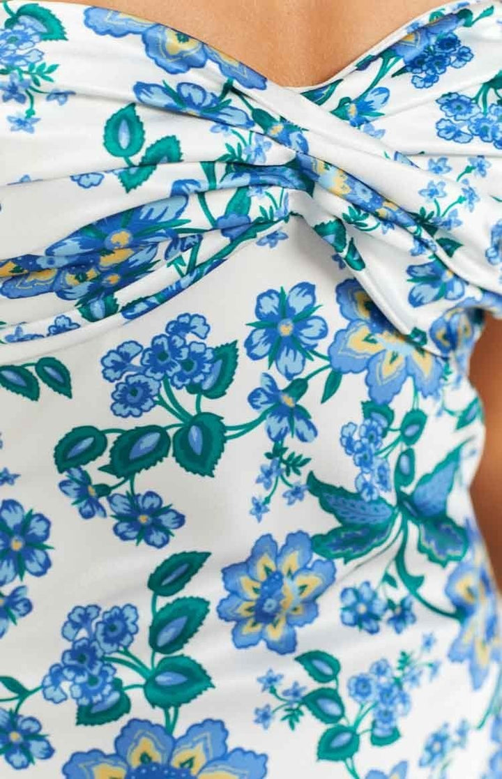 Trendy dames kokerjurk met levendige blauwe bloemenprint, perfect voor feestjes of een zomerse dag.