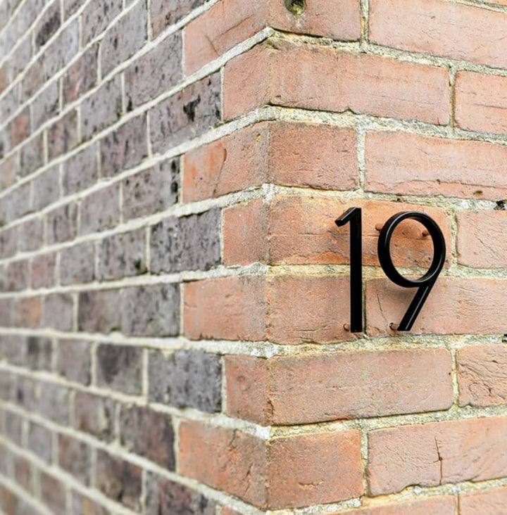 Zwart LuxeNumber huisnummer '7' met zwevend effect, perfecte moderne woningdecoratie.