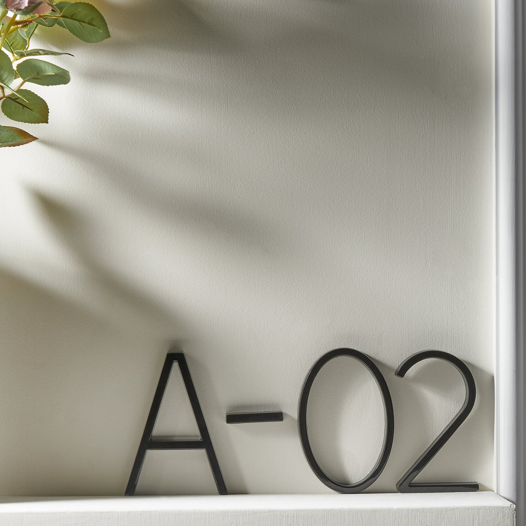 Woningdecoratie: modern zwart LuxeNumber huisnummer voor een strak en stijlvol exterieur.