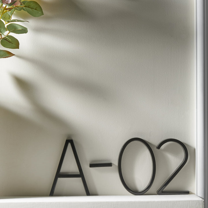 Woningdecoratie: modern zwart LuxeNumber huisnummer voor een strak en stijlvol exterieur.