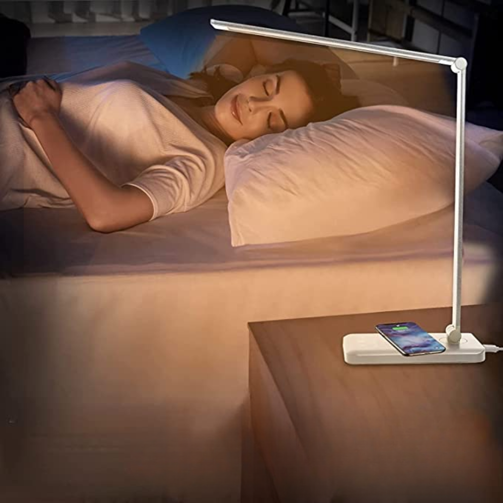 Moderne BrightEase LED bureaulamp met USB oplaadpoort, instelbare helderheid en flexibele arm voor werkplekverlichting.