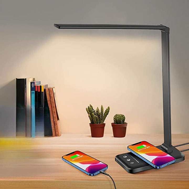 Oogvriendelijke LED studeerlamp met dimbare verlichting en flexibele arm, ideaal voor lange leessessies en taken.