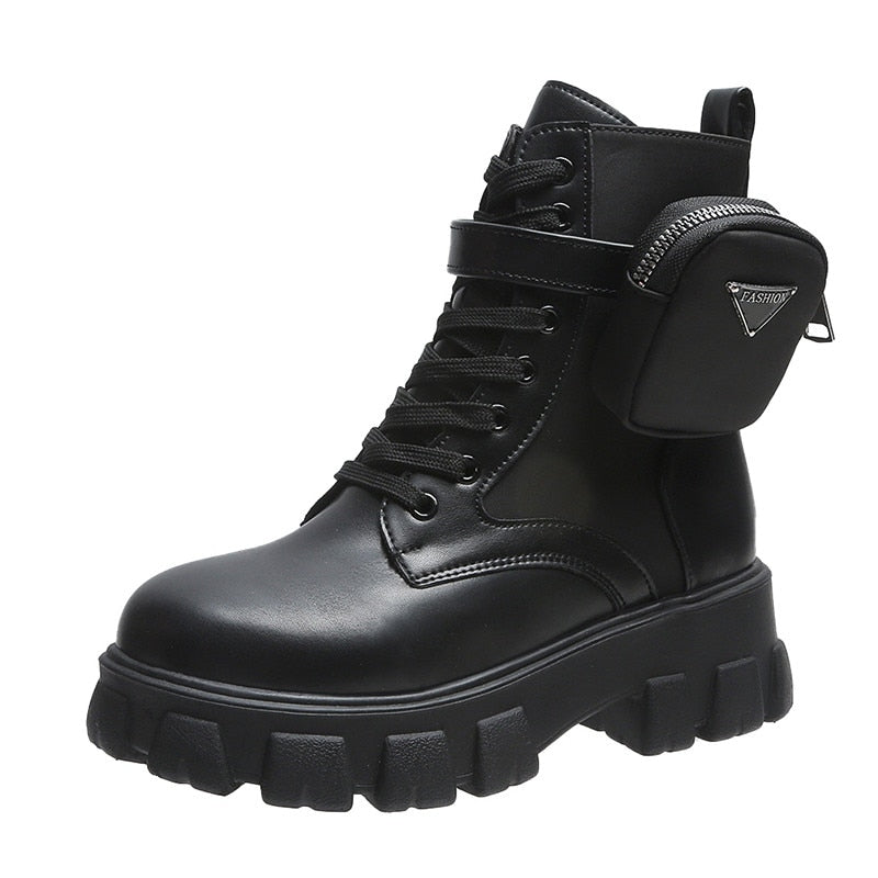 Trendy moderne damesboots, comfortabele zwarte laarzen voor vrouwen. Stijlvolle mode boots met perfecte pasvorm.