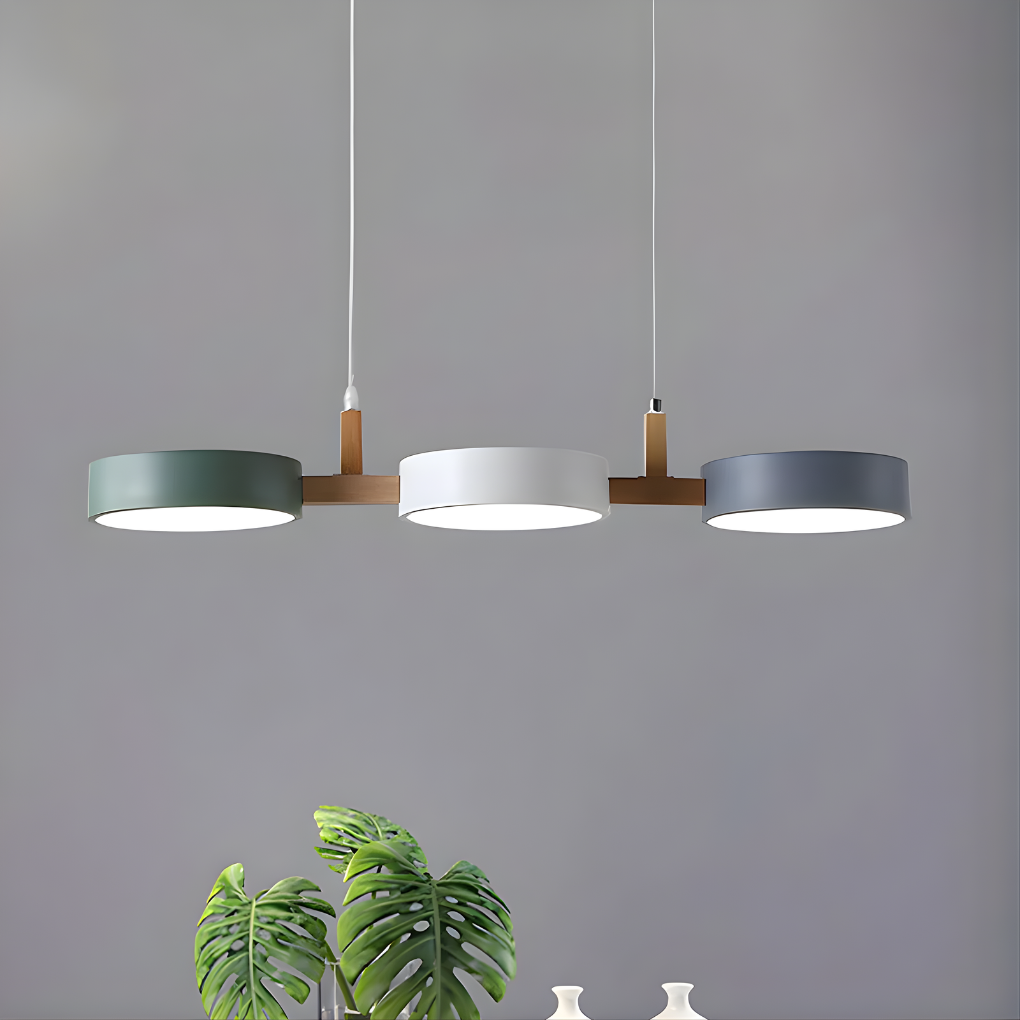 Moderne dimbare LED plafondlamp, ideaal voor Scandinavisch interieur in woonkamer of slaapkamer.