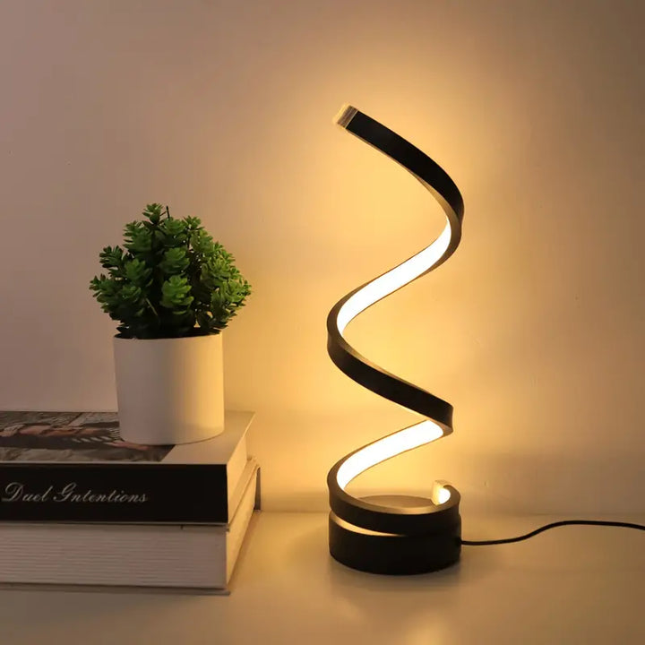 Moderne dimbare LED spiraal tafellamp, ideaal voor sfeervolle verlichting in woonkamer of slaapkamer.