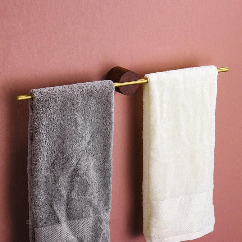 Luxe gouden handdoekrek, perfect woonaccessoire voor een stijlvolle badkamer.