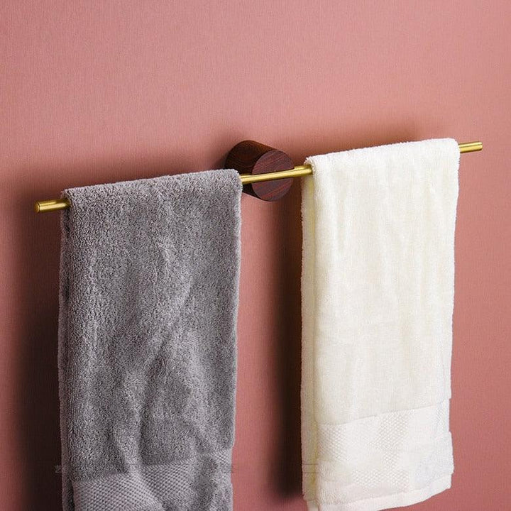 Luxe gouden handdoekrek, perfect woonaccessoire voor een stijlvolle badkamer.