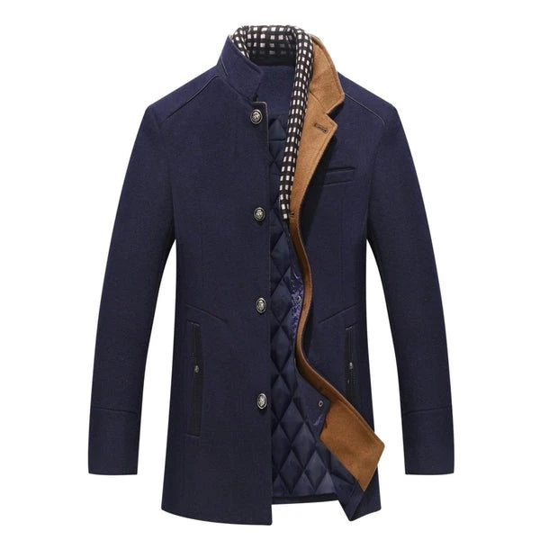Stijlvolle herenmode jas; bovenkleding met opstaande kraag en knoopsluiting, casual of formeel.