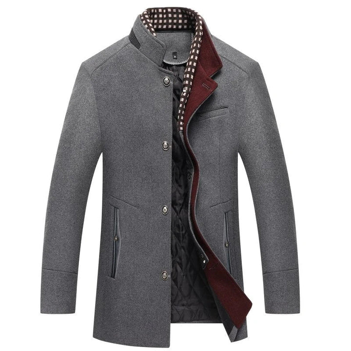 Herenjas met slanke pasvorm en opstaande kraag, klassieke knoopsluiting voor een tijdloze look.