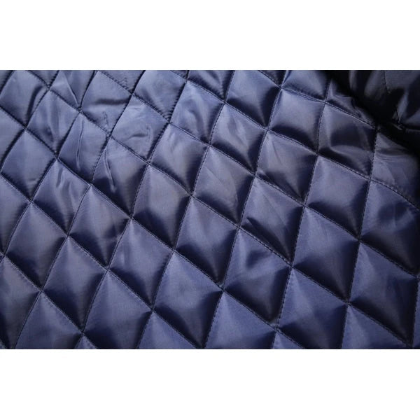 Trendy herenjas met opstaande kraag, subtiele knoopsluiting en elegant silhouet; herenmode.