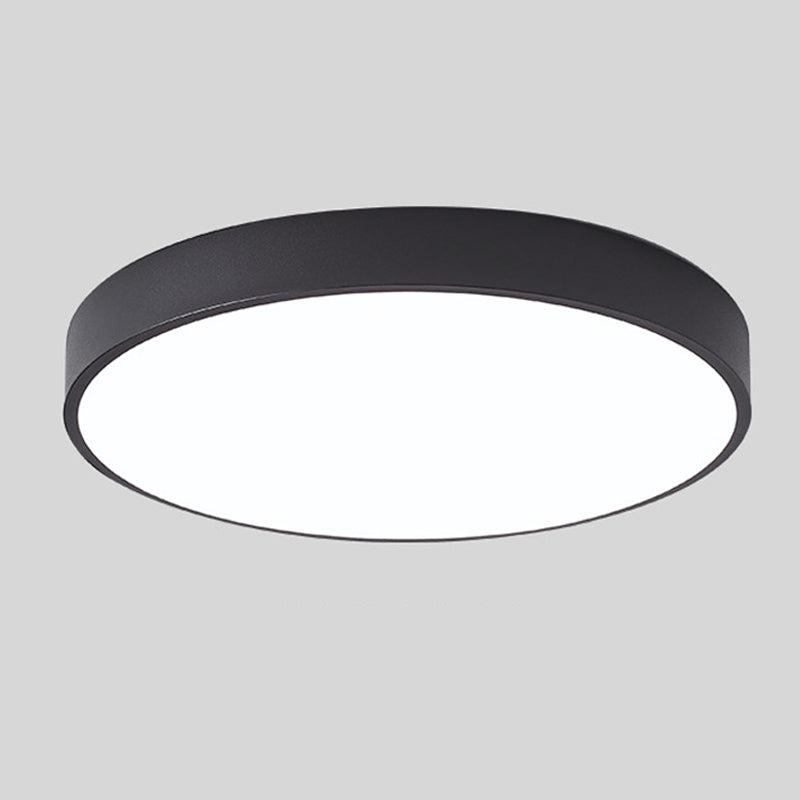 Zijaanzicht: Slanke Macaron plafondlamp, houten details en zachte LED interieurverlichting.