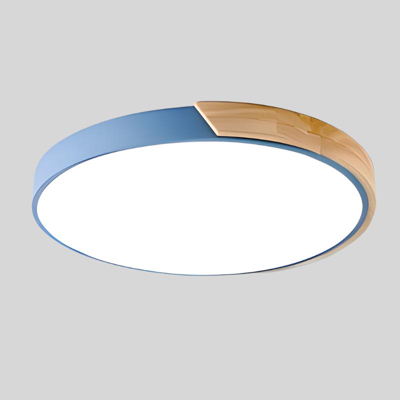 Strak gemonteerde Macaron plafondlamp, met hout en LED, als moderne blikvanger.