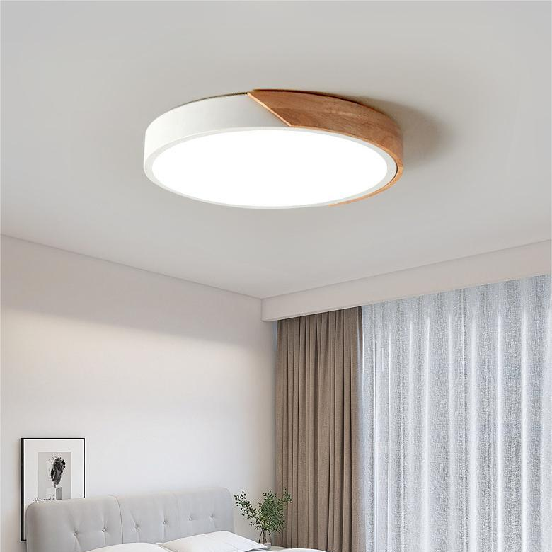 Stijlvolle Macaron plafondlamp met houtaccent, ideale moderne LED verlichting voor de woonkamer.