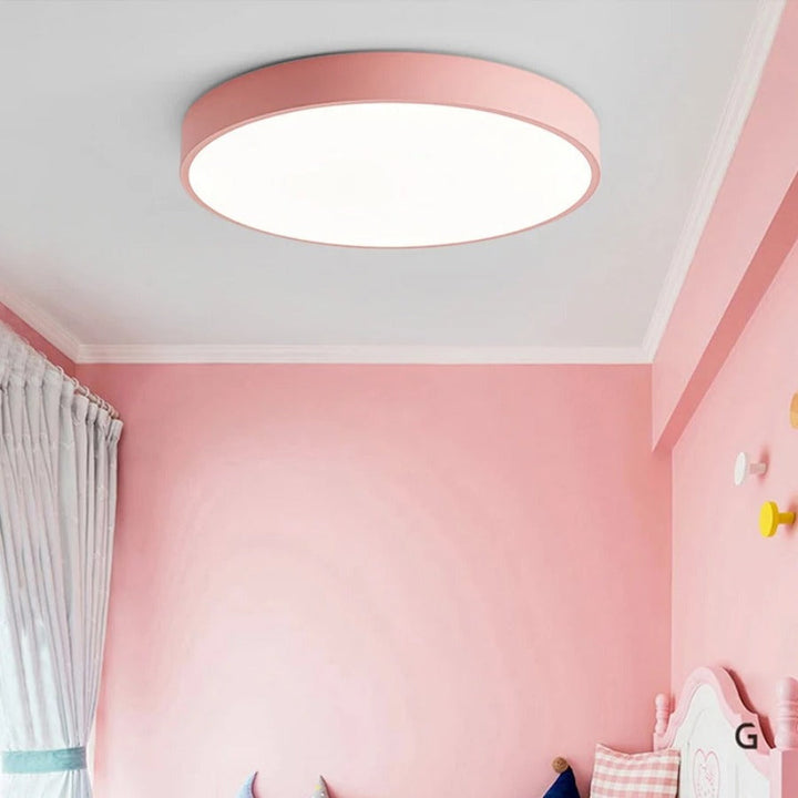 Noordse Macaron eetkamerlamp, hout en LED, zorgt voor heldere en moderne verlichting boven tafel.