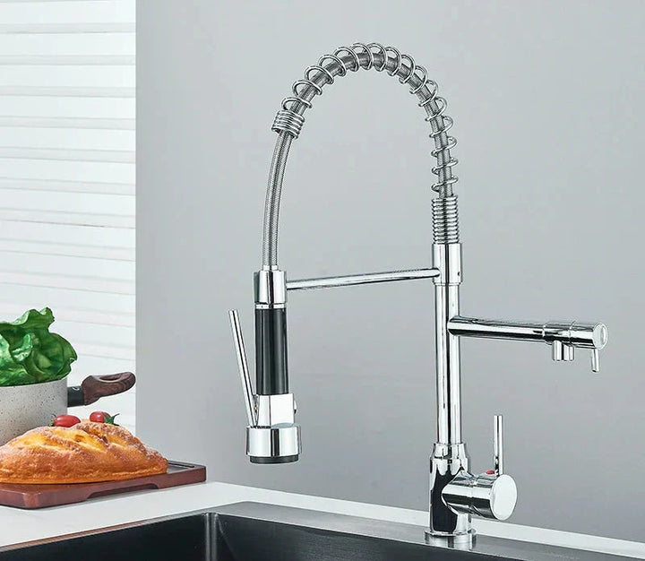 Stijlvolle zwarte mengkraan voor de keuken, met flexibele 360 graden draaifunctie voor optimaal gemak.