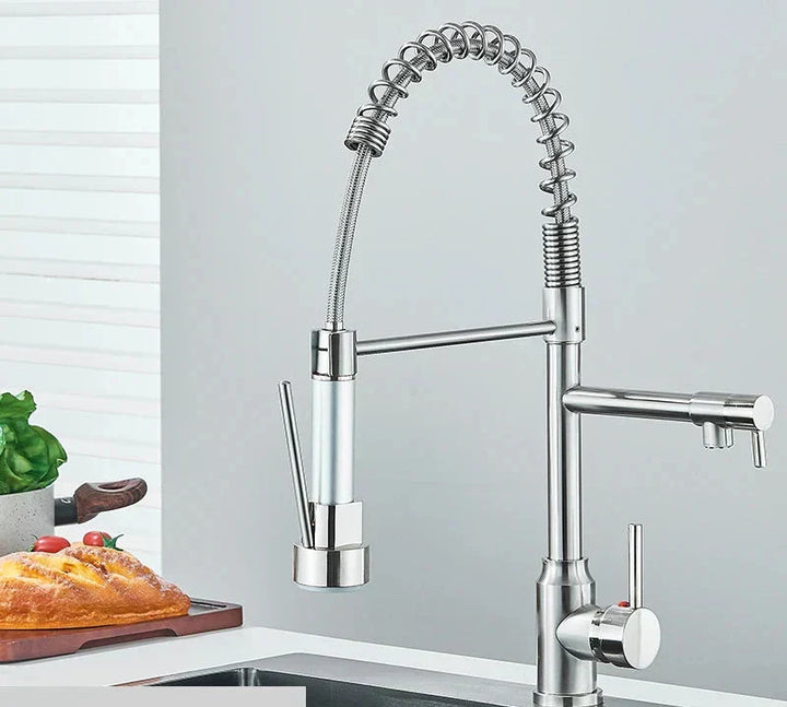 Glanzende chroom keukenkraan van roestvrij staal met 360° draaifunctie, perfect voor elke keuken.