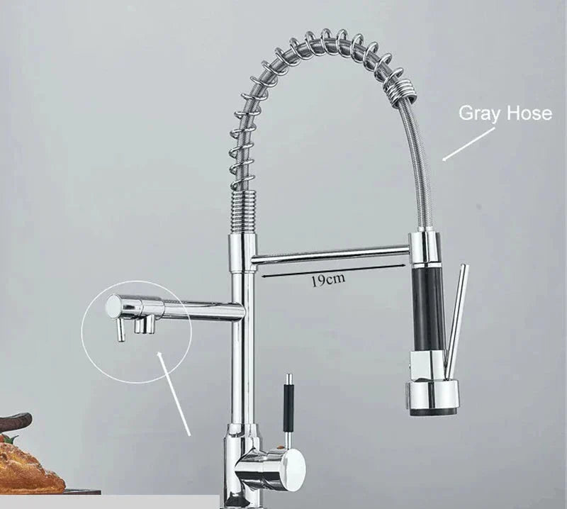 Nieuwe moderne keukenkraan in geborsteld nikkel RVS met 360 graden draaibaar design.