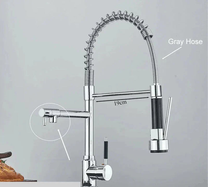 Nieuwe moderne keukenkraan in geborsteld nikkel RVS met 360 graden draaibaar design.