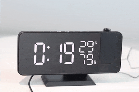 Ideale slaapkamer wekker: slimme alarmklok met projector, USB-laadpoort en ingebouwde FM-radio.