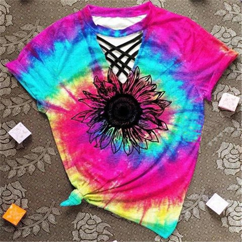Modieus dames tie-dye t-shirt met trendy cut-out V-hals en korte mouwen. Perfect voor zomerse casual looks.