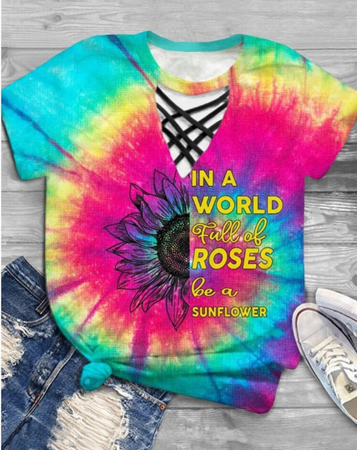 Close-up van een stijlvol dames tie-dye shirt. Dit casual V-hals damestop met korte mouwen is ideaal voor de zomer.