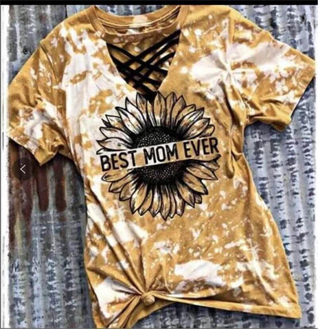 Trendy dames tie-dye t-shirt Norina met unieke cut-out details bij de V-hals. Korte mouwen voor een relaxte zomerse stijl.
