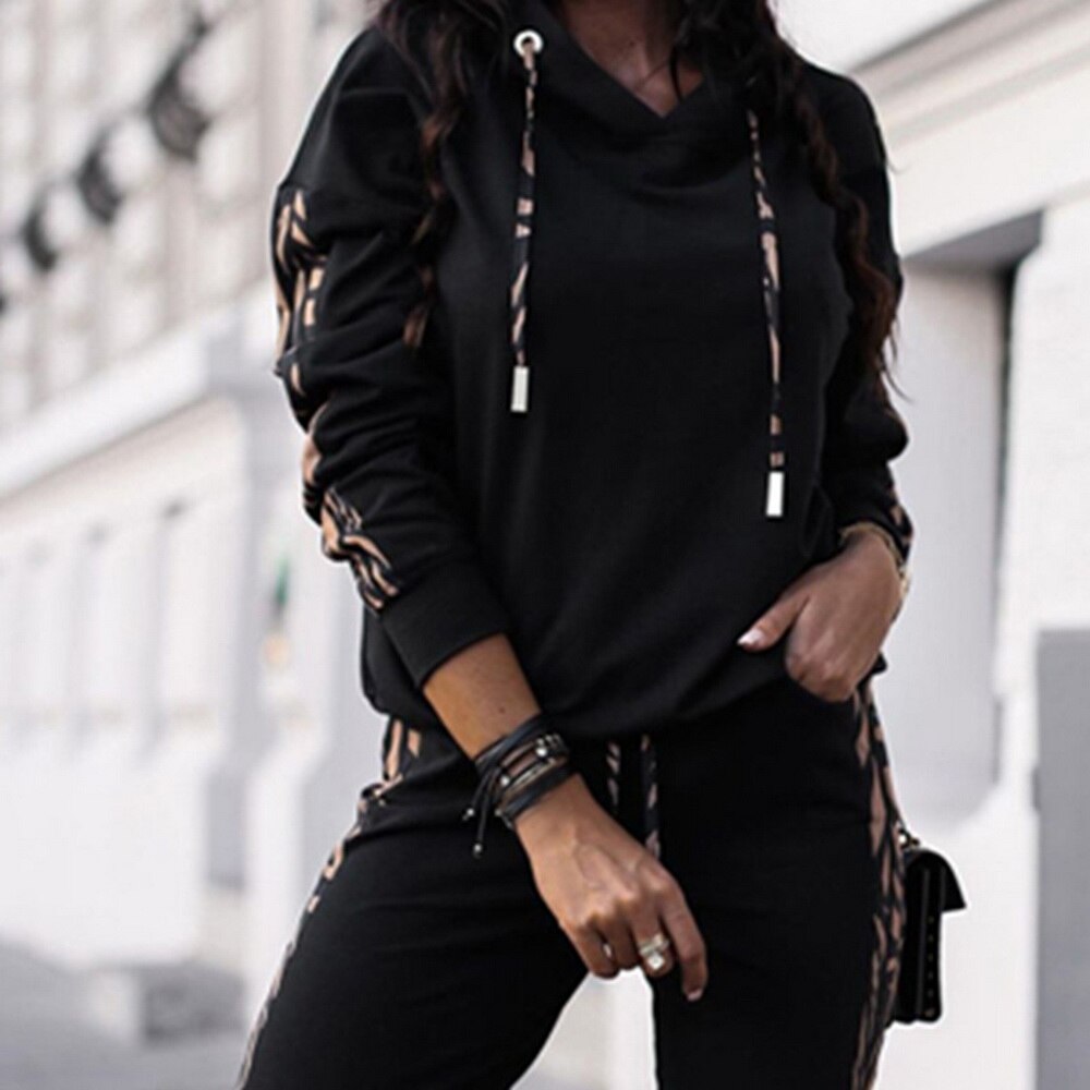 Vrouw ontspant in comfortabel dames trainingspak, perfecte hoodie set voor casual vrijetijdskleding en stijlvolle loungewear.