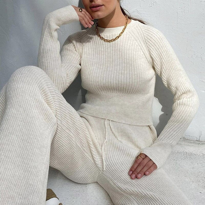 Detailbeeld van de zachte, elastische stof van dit comfortabele tweedelige dames huispak. Perfect voor relax.