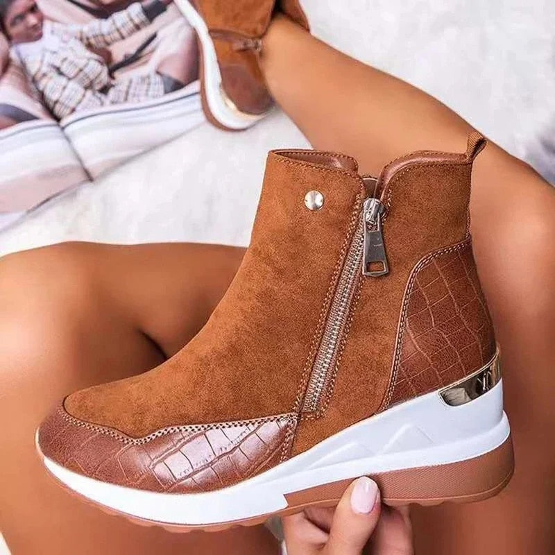 Roodbruine dames enkellaars met rits, biedt comfort en een trendy look voor diverse gelegenheden.
