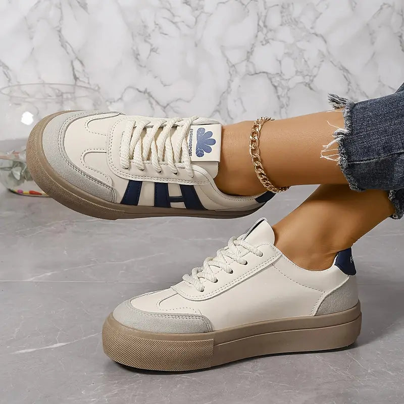 Blauwe dames Talia plateau sneakers. Stijlvolle lage sneakers met comfortabele chunky zool, ideaal voor trendy casual outfits.